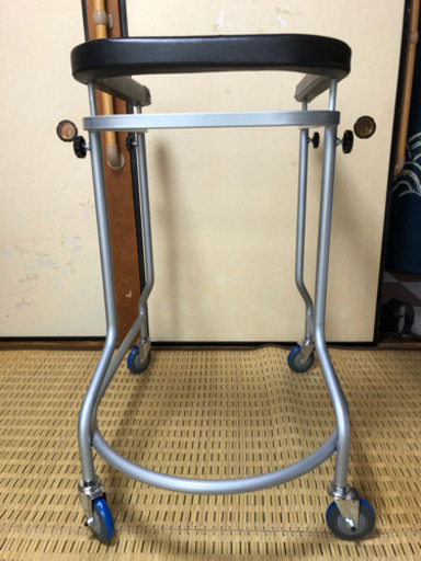 四輪歩行器（キャスター付）