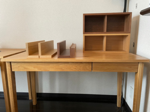 木製デスク・オーク材 2台 + 壁に付けられる家具 6点