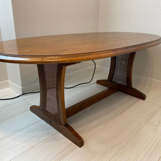 木製テーブル　ソファーとセットで置いてみては？