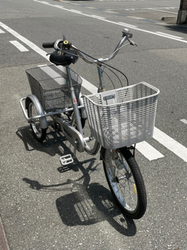購入 三輪自転車、タイヤ入れ替え済み。 