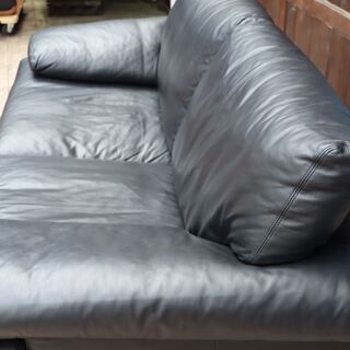 ドイツerpo(エルポ)社のMarune(マルネ) 総皮革 2人掛けソファーです。シンプルなデザインとブラックのレザーがモダンな印象のトリプルソファー!お部屋をスタイリッシュな空間に。