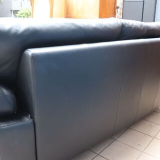 ドイツerpo(エルポ)社のMarune(マルネ) 総皮革 2人掛けソファーです。シンプルなデザインとブラックのレザーがモダンな印象のトリプルソファー!お部屋をスタイリッシュな空間に。