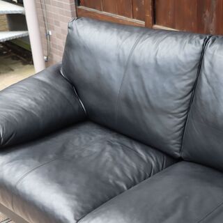 ドイツerpo(エルポ)社のMarune(マルネ) 総皮革 2人掛けソファーです。シンプルなデザインとブラックのレザーがモダンな印象のトリプルソファー!お部屋をスタイリッシュな空間に。