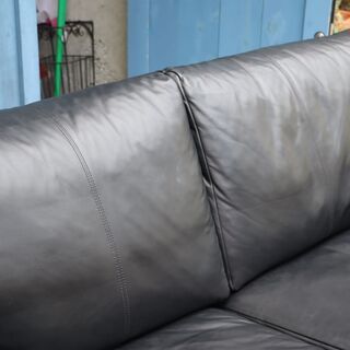 ドイツerpo(エルポ)社のMarune(マルネ) 総皮革 2人掛けソファーです。シンプルなデザインとブラックのレザーがモダンな印象のトリプルソファー!お部屋をスタイリッシュな空間に。