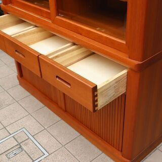 美しいチーク材の食器棚です。シンプルでモダンなカップボードは蛇腹扉がアクセント♪収納も大容量なので食器棚はもちろん本棚や飾り棚としても活躍します！北欧スタイルやナチュラルテイストとの相性抜群！