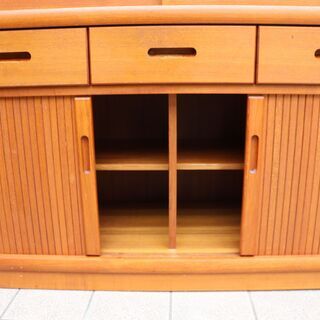 美しいチーク材の食器棚です。シンプルでモダンなカップボードは蛇腹扉がアクセント♪収納も大容量なので食器棚はもちろん本棚や飾り棚としても活躍します！北欧スタイルやナチュラルテイストとの相性抜群！