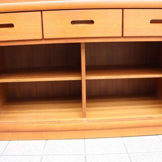 美しいチーク材の食器棚です。シンプルでモダンなカップボードは蛇腹扉がアクセント♪収納も大容量なので食器棚はもちろん本棚や飾り棚としても活躍します！北欧スタイルやナチュラルテイストとの相性抜群！