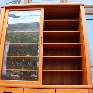 美しいチーク材の食器棚です。シンプルでモダンなカップボードは蛇腹扉がアクセント♪収納も大容量なので食器棚はもちろん本棚や飾り棚としても活躍します！北欧スタイルやナチュラルテイストとの相性抜群！