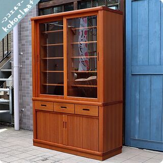 美しいチーク材の食器棚です。シンプルでモダンなカップボードは蛇腹扉がアクセント♪収納も大容量なので食器棚はもちろん本棚や飾り棚としても活躍します！北欧スタイルやナチュラルテイストとの相性抜群！