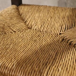 松本民芸家具の21型スピンドルアームチェアです。ラッシ編みでつくられた座面は丈夫で使い込むほどに味わい深くなり、アンテーク調でクラシックなデザインは優雅なひと時を演出します♪