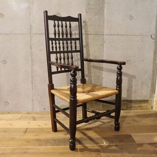 松本民芸家具の21型スピンドルアームチェアです。ラッシ編みでつくられた座面は丈夫で使い込むほどに味わい深くなり、アンテーク調でクラシックなデザインは優雅なひと時を演出します♪