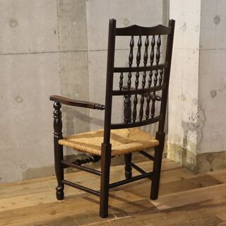 松本民芸家具の21型スピンドルアームチェアです。ラッシ編みでつくられた座面は丈夫で使い込むほどに味わい深くなり、アンテーク調でクラシックなデザインは優雅なひと時を演出します♪