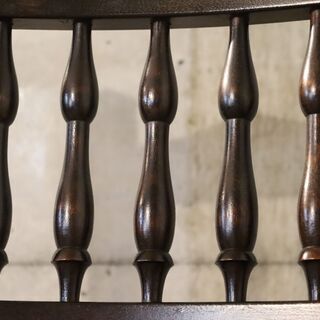 松本民芸家具の21型スピンドルアームチェアです。ラッシ編みでつくられた座面は丈夫で使い込むほどに味わい深くなり、アンテーク調でクラシックなデザインは優雅なひと時を演出します♪