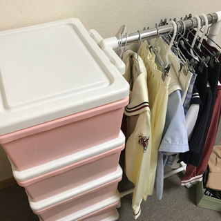ニトリ ハンガーラック付き四段収納シーズユニット 4064円ピンク&ホワイト - 家具