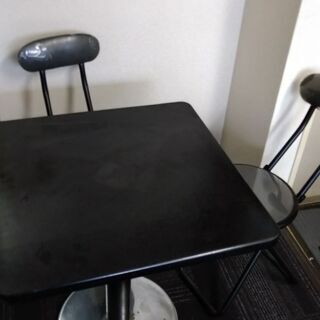 事務所で使っていたテーブル(60cm角）とパイプ椅子です