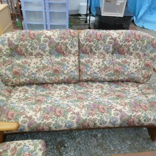 リサイクルショップのダイトーです。 おしゃれアイテム　お持ち帰り価格 キツツキマークの飛騨産業イス3点セット