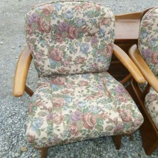 リサイクルショップのダイトーです。 おしゃれアイテム　お持ち帰り価格 キツツキマークの飛騨産業イス3点セット