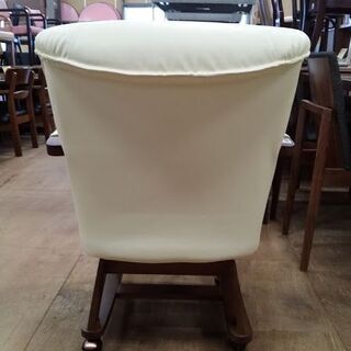 【愛品倶楽部柏店】　Ｐｈｏｅｎｉｘ　フェニックス　ダイニングチェア２脚セット　キャスター、肘付　回転式　ミディアムブラウン