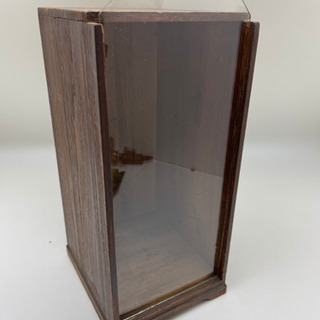 終了:小さなガラス付き木製ケース