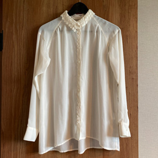 【ネット決済】お取引中　首元花刺繍　白シャツ