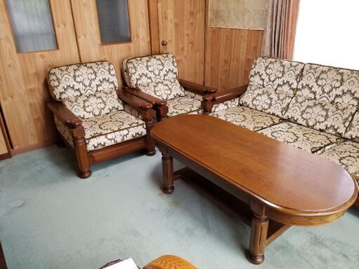 カリモクの応接室セット。3人掛けソファー、1人掛け×2脚、オットマン、テーブル