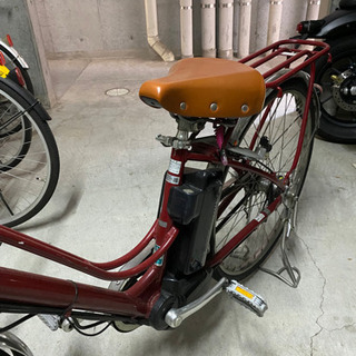 赤の電動アシスト自転車