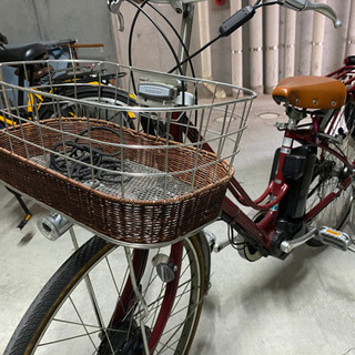 赤の電動アシスト自転車