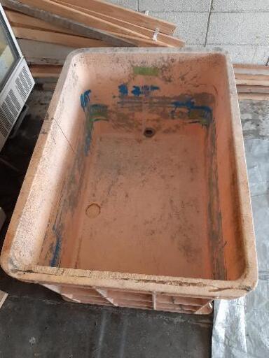 100×70㌢　プール、水槽、マグロ一匹そのまま洗い桶、建設現場の水タンク