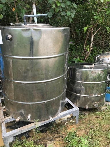 タンク台1個とタンク2個