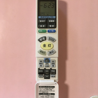 日立のシーリングライト、レストランのテーブルにでの様子