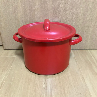 真っ赤なホーロー鍋　
