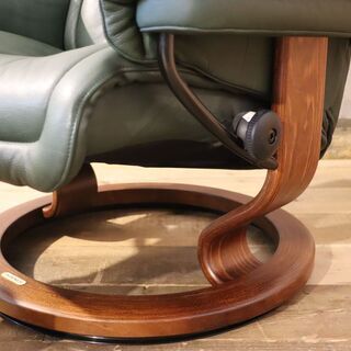 北欧ノルウェーのメーカーEKORNES(エコーネス)社のストレスレスチェアーロイヤル(L)です！クラシックなデザインがモダンな印象のパーソナルチェア。シアタールームにおススメのリクライニングチェア♪