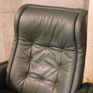 北欧ノルウェーのメーカーEKORNES(エコーネス)社のストレスレスチェアーロイヤル(L)です！クラシックなデザインがモダンな印象のパーソナルチェア。シアタールームにおススメのリクライニングチェア♪