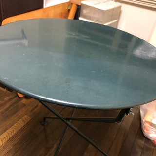 青系の金属製テーブル