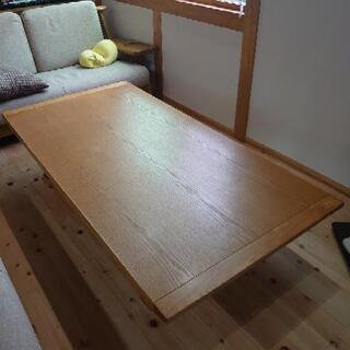 和室、洋室に似合う木目調の低いテーブルです。