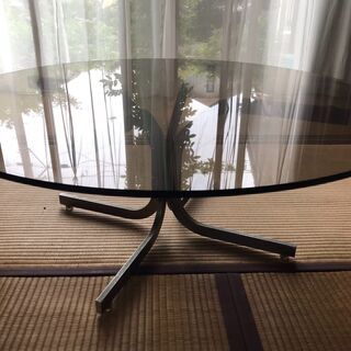リビングルームに適したガラス丸テーブル