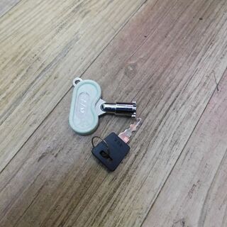 良品 IGTジャパン 逮捕しちゃうぞ コイン不要機付き 台キー、設定キー