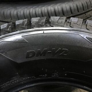 BS BLIZZAK DM-V2 265/65R17 17インチ スタッドレス 4本 2018年製 バリ溝 ランクルプラド ハイラックスサーフ等　(VTD426) クレジットカード QR決済可能 BS BLIZZAK DM-V2 265/65R17 17インチ スタッドレス 4本 2018年製 バリ溝