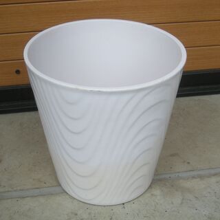 白い植木鉢　樹脂製