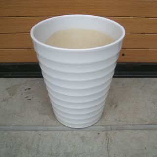 白い植木鉢　陶器製　③