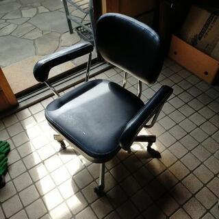 背もたれの角度が調節できる事務用椅子