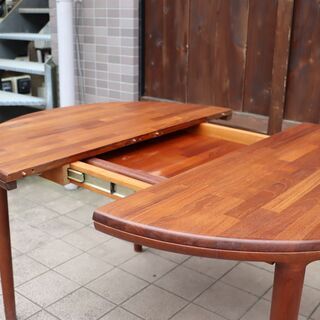 青林製作所のチーク無垢集成材エクステンションダイニングテーブルです。1970年代に発売されたジャパンヴィンテージの一品♪伸長式でラウンド型からオーバル型に！北欧系インテリアにおすすめ☆