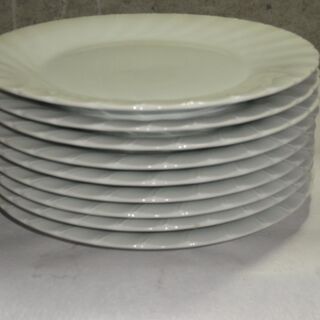 使用少なめ　白い皿　９枚　大きさ約２３㎝