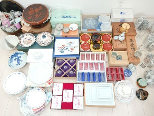 [ 未使用 ][中古美品] 食器 大量おまとめ / 有田焼 漆 / クリスタル / 庫山 春山 ノリタケ / ひやむぎ器 酒器 茶器 グラス / コカコーラ レトロ / 陶芸  [調布市お引き取り限定][調布市内限定 配送無料]