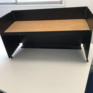 IKEAのパソコンデスクの上に設置する棚です。