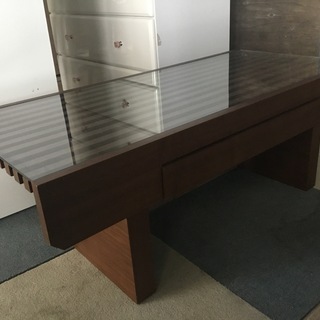 ガラスと木製素材のローテーブル