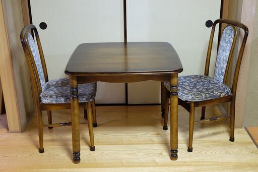 取引中、KARIMOKUのダイニングテーブル、二人用、椅子２脚付き