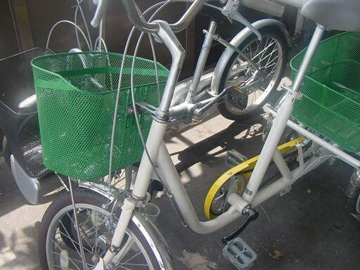 オートフィックス店頭にて　三輪自転車