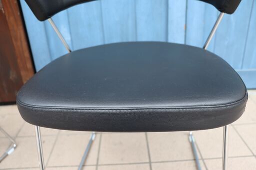 イタリアCalligaris(カリガリス)社の新たなラインconnubia(コヌビア)よりNEW YORK(ニューヨーク)ダイニングチェア 2脚セットです♪本革とスチールがモダンな印象の食卓椅子です☆