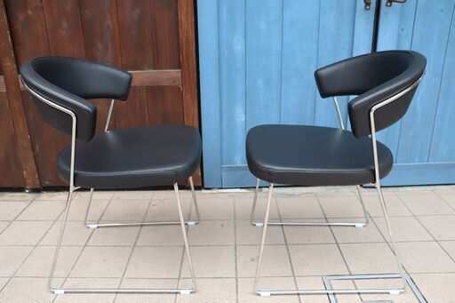 イタリアCalligaris(カリガリス)社の新たなラインconnubia(コヌビア)よりNEW YORK(ニューヨーク)ダイニングチェア 2脚セットです♪本革とスチールがモダンな印象の食卓椅子です☆